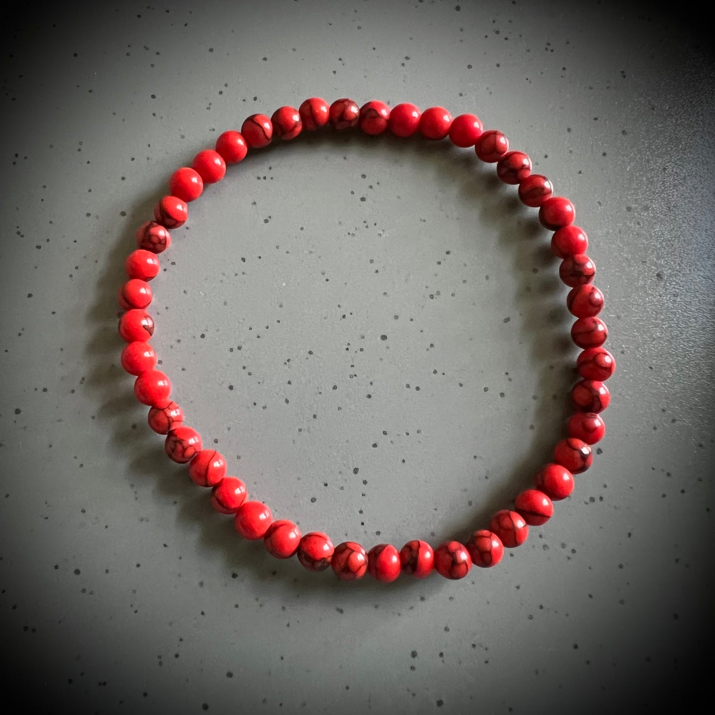 Roter Howlith – Armband der Energie & Gelassenheit - 4mm